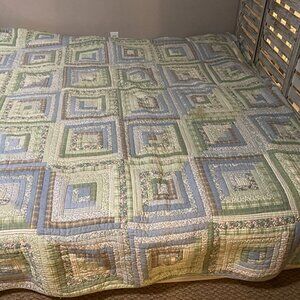 Beautiful Eddie Bauer Patchwork Quilt/Bedspread and 2 Pillow Shams - King Size